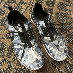 NIKE FLORAL SNEAKERS